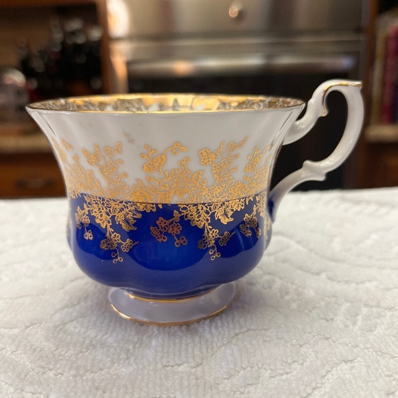 Vintage 1970’s Royal Albert Bone China Cobalt Blue/Gold  Cup/Saucer Regal Serie. - Picture 7 of 14